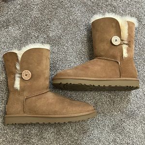 UGG bailey button